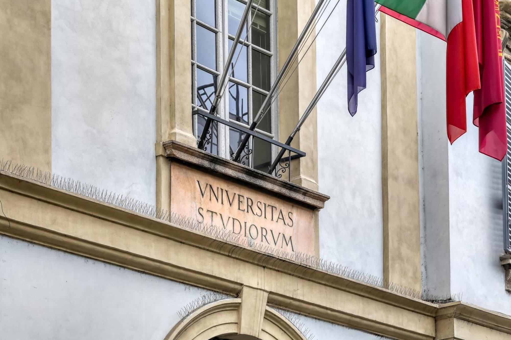 Suite Angolo Alla Stazione - Appartamento Con Terrazzo Panoramico Pavia Luaran gambar